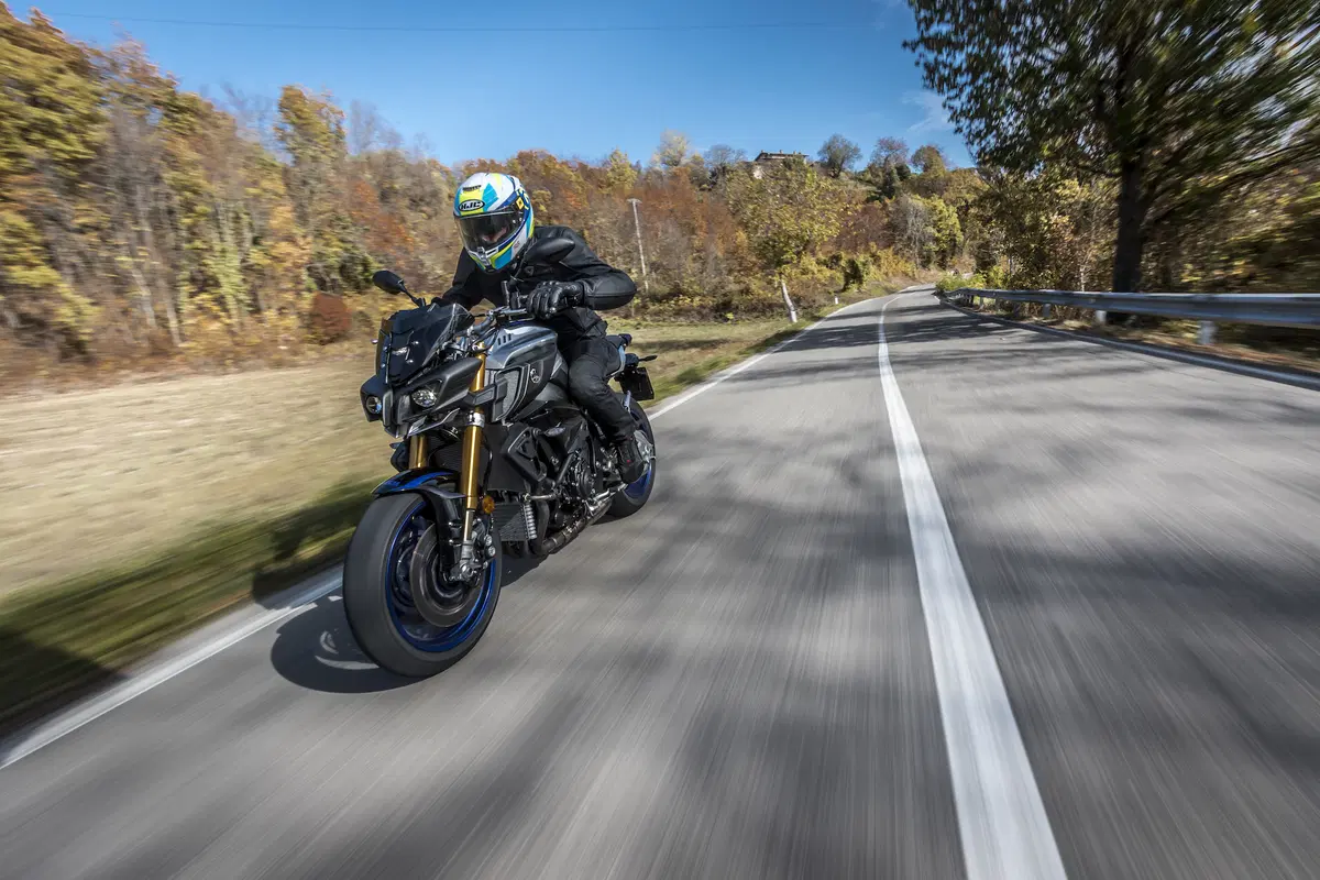 BMW S1000R vs. Yamaha MT-10SP: due naked da pista (17)