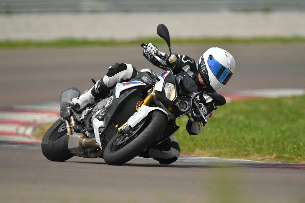 BMW S1000R vs. Yamaha MT-10SP: due naked da pista (19)