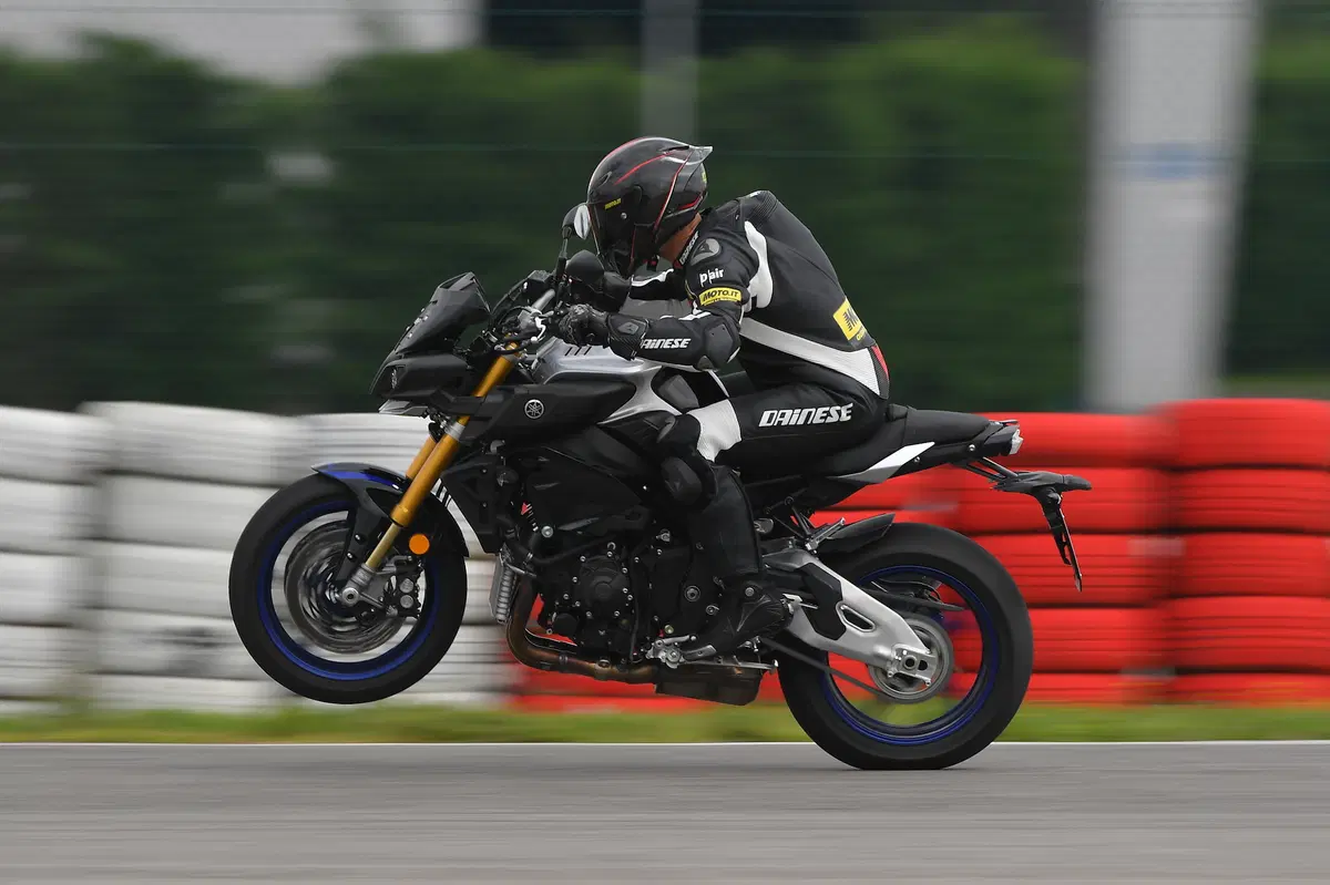 BMW S1000R vs. Yamaha MT-10SP: due naked da pista (20)
