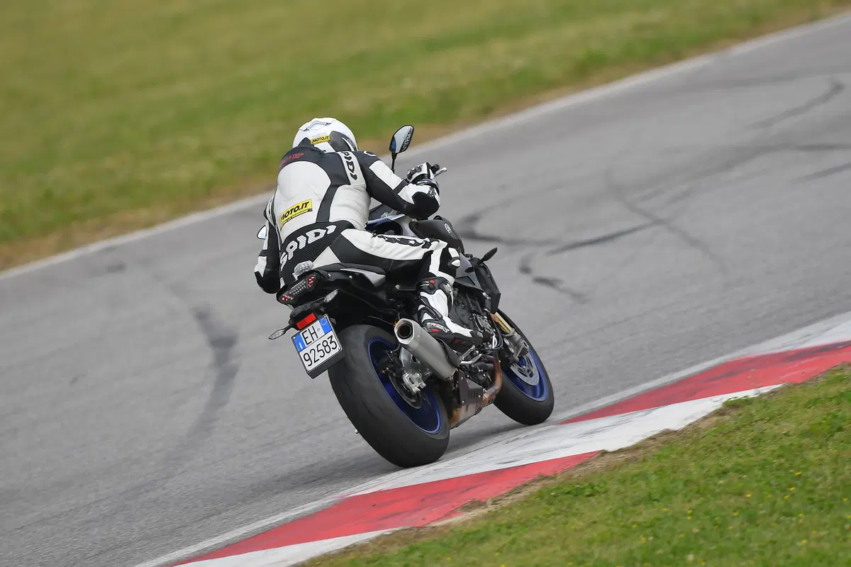 BMW S1000R vs. Yamaha MT-10SP: due naked da pista (21)