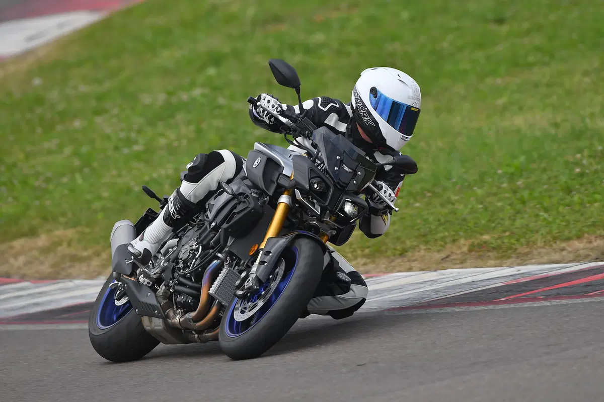 BMW S1000R vs. Yamaha MT-10SP: due naked da pista (22)