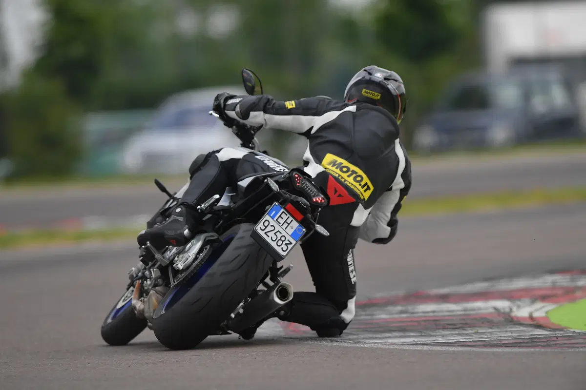 BMW S1000R vs. Yamaha MT-10SP: due naked da pista (23)