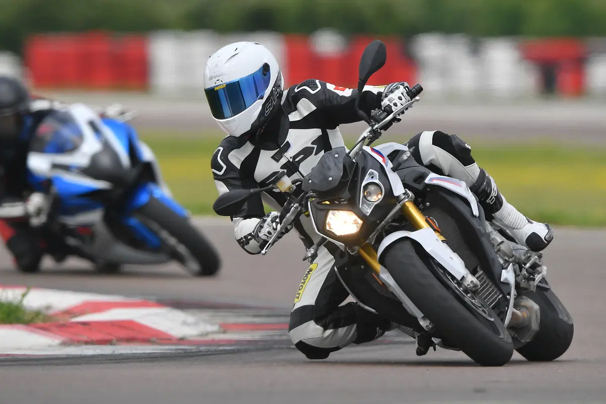 BMW S1000R vs. Yamaha MT-10SP: due naked da pista (24)