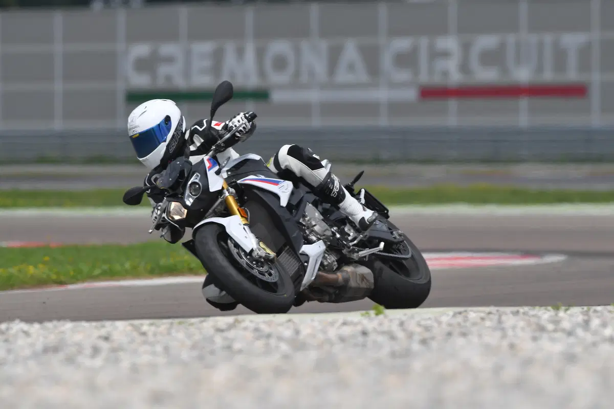 BMW S1000R vs. Yamaha MT-10SP: due naked da pista (27)