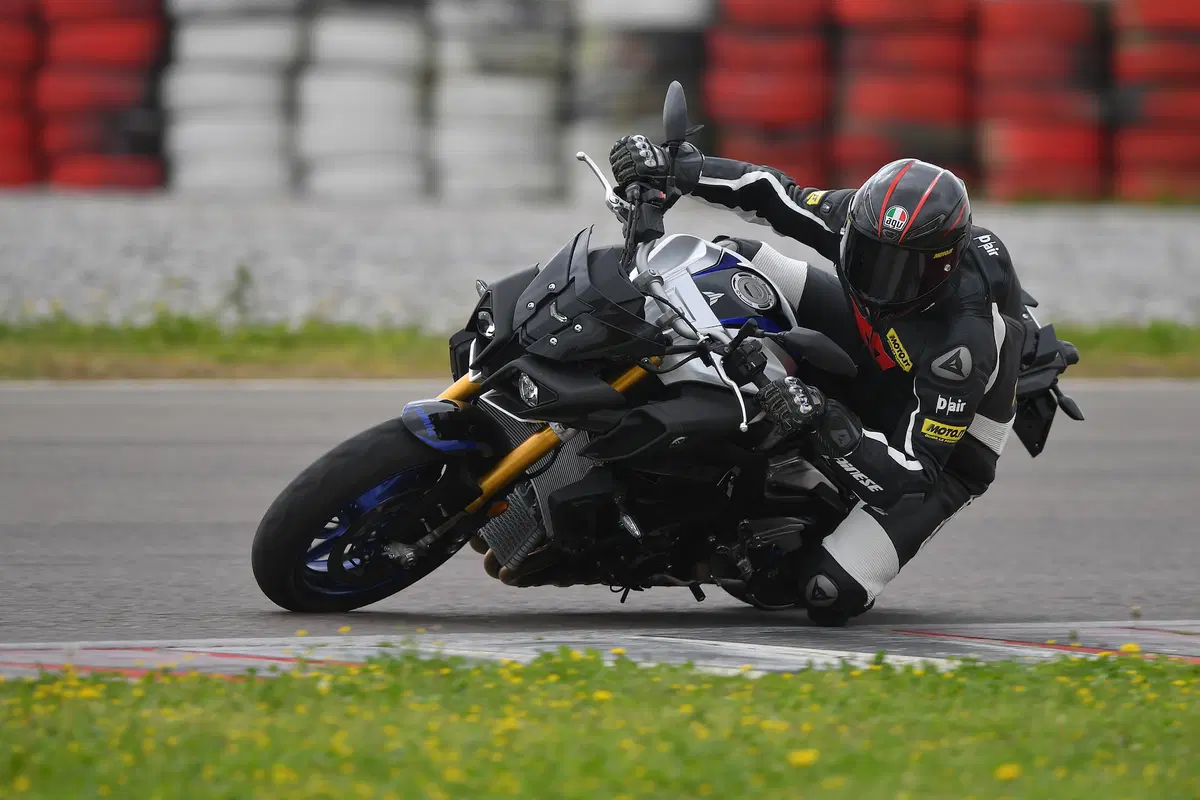 BMW S1000R vs. Yamaha MT-10SP: due naked da pista (29)