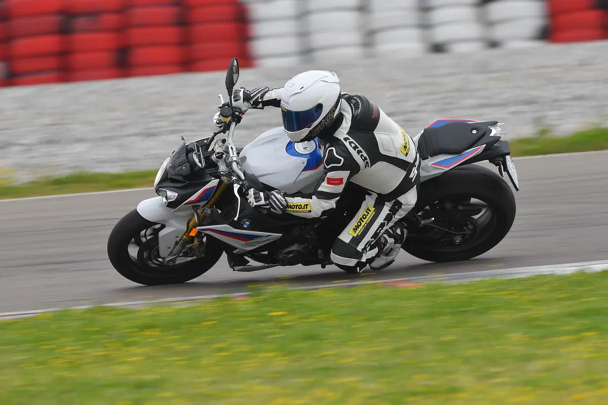 BMW S1000R vs. Yamaha MT-10SP: due naked da pista (30)