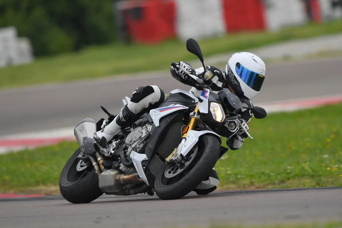 BMW S1000R vs. Yamaha MT-10SP: due naked da pista (32)
