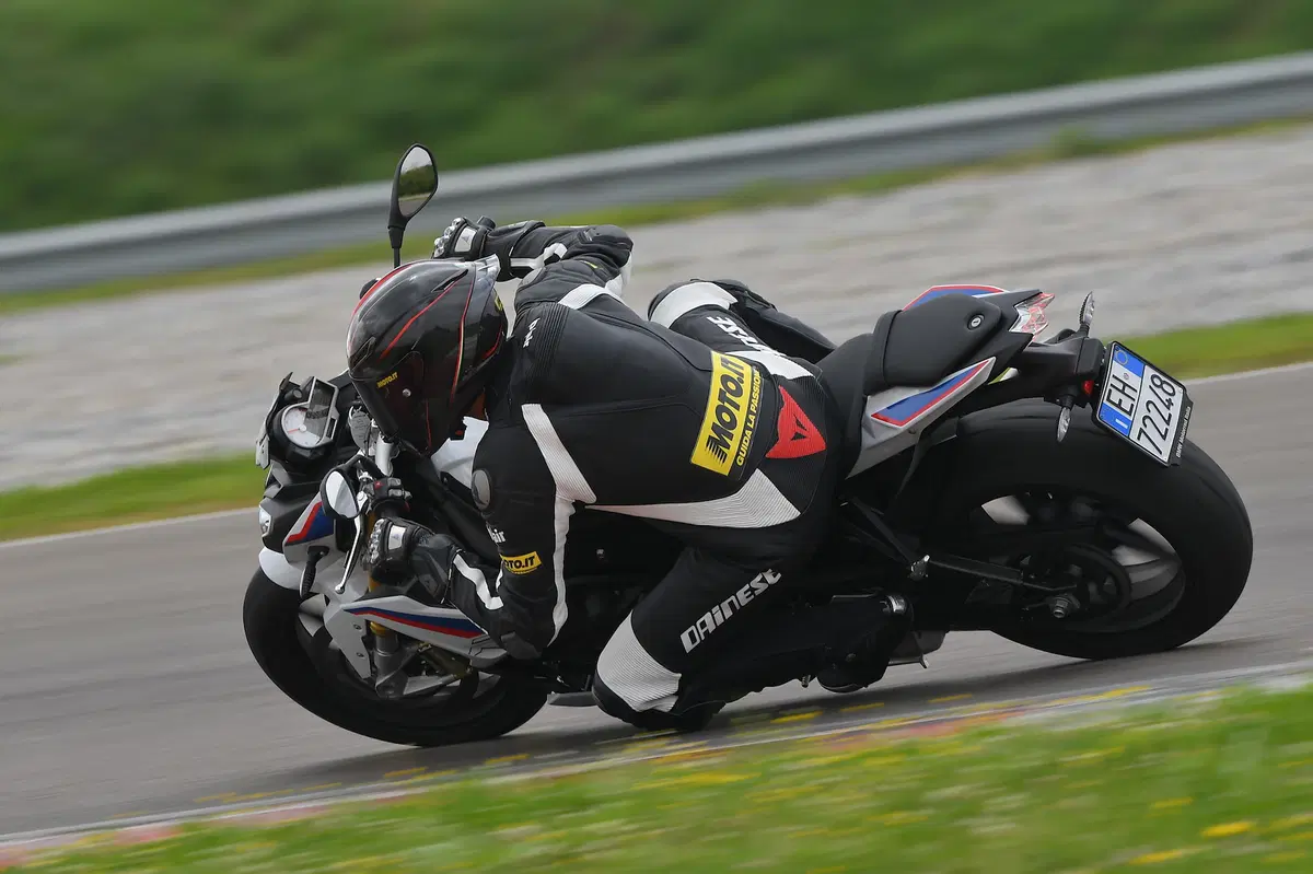 BMW S1000R vs. Yamaha MT-10SP: due naked da pista (31)