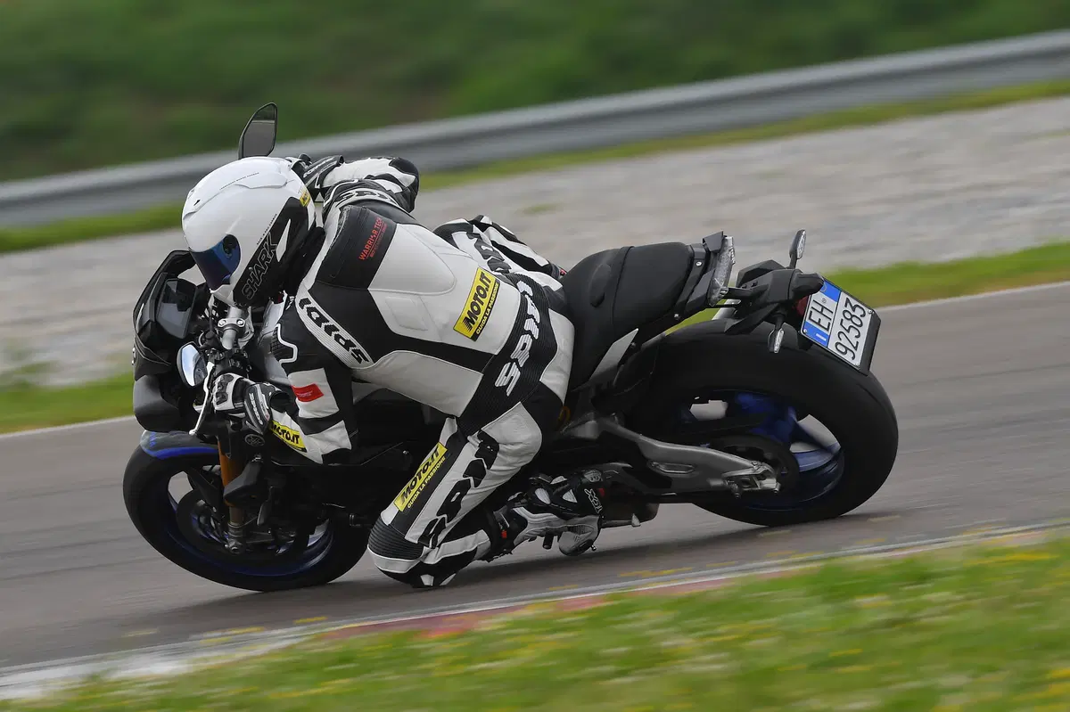 BMW S1000R vs. Yamaha MT-10SP: due naked da pista (33)