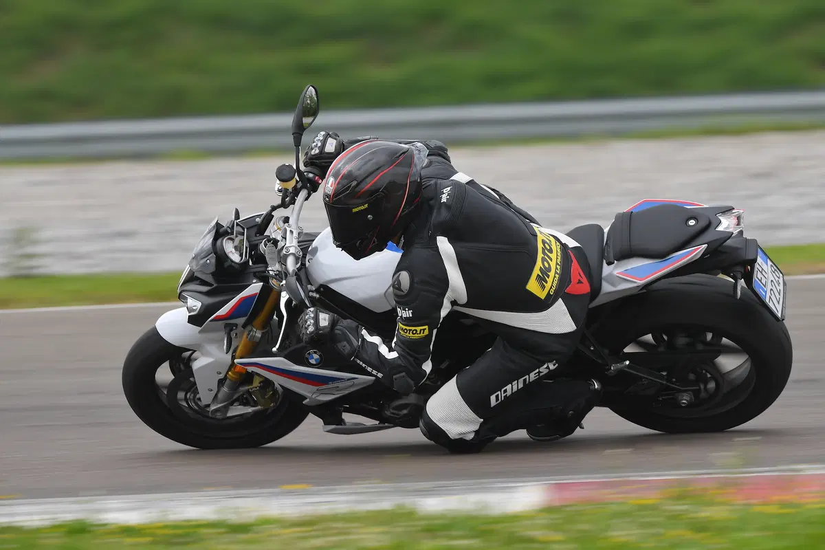 BMW S1000R vs. Yamaha MT-10SP: due naked da pista (34)