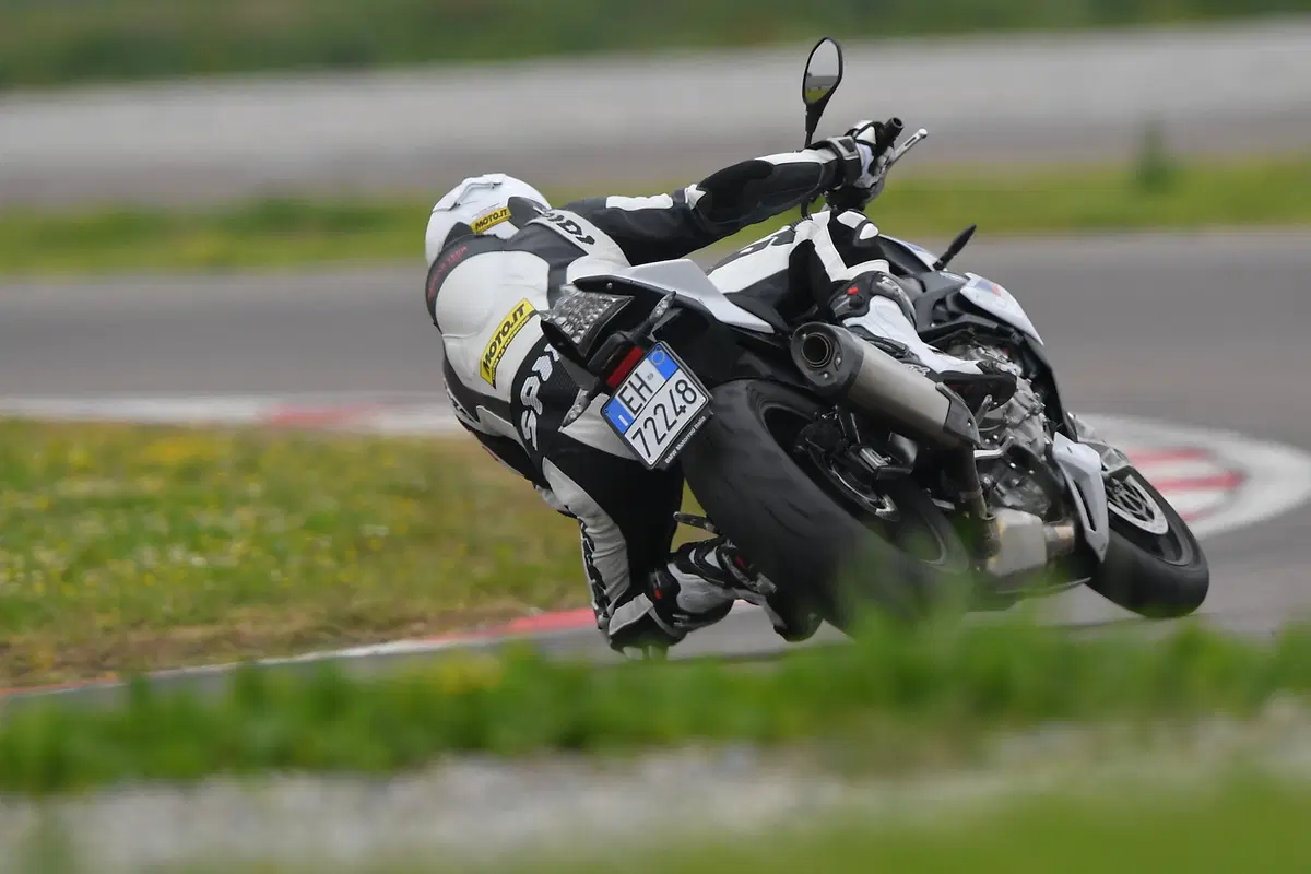 BMW S1000R vs. Yamaha MT-10SP: due naked da pista (35)
