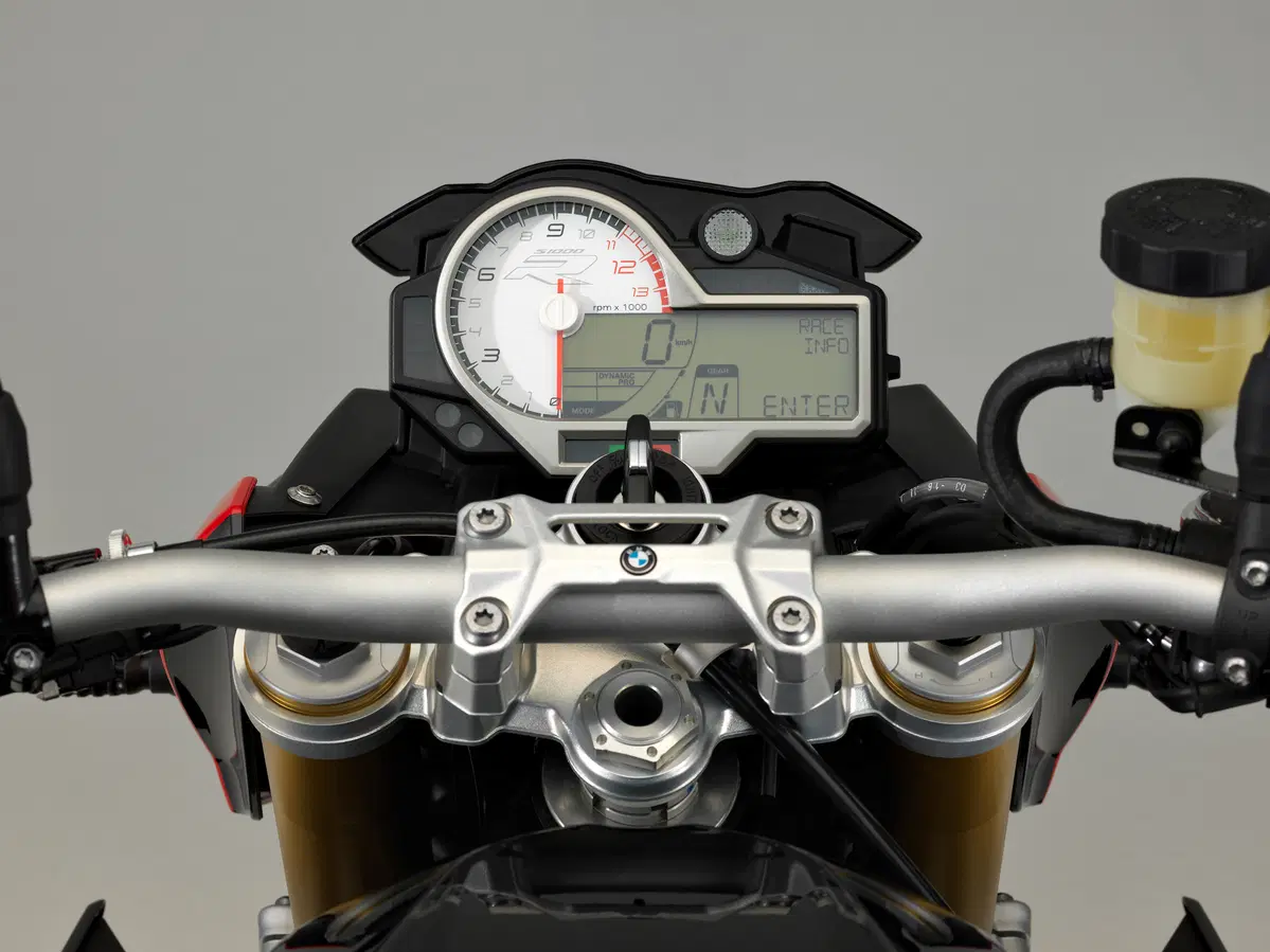 BMW S1000R vs. Yamaha MT-10SP: due naked da pista (2)