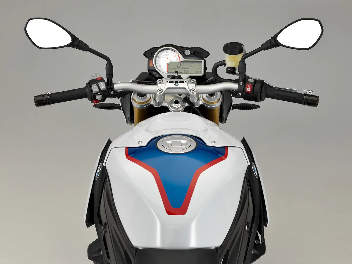BMW S1000R vs. Yamaha MT-10SP: due naked da pista