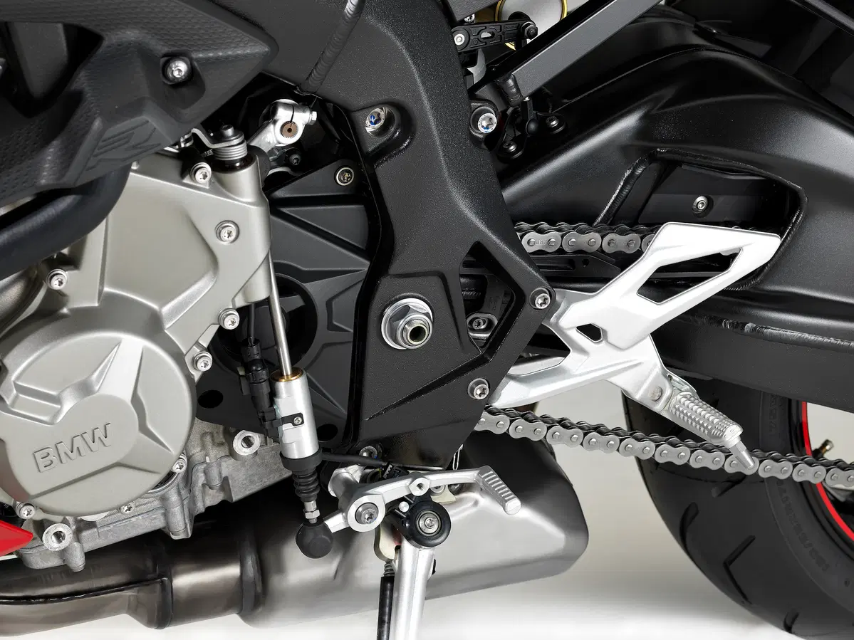 BMW S1000R vs. Yamaha MT-10SP: due naked da pista (4)