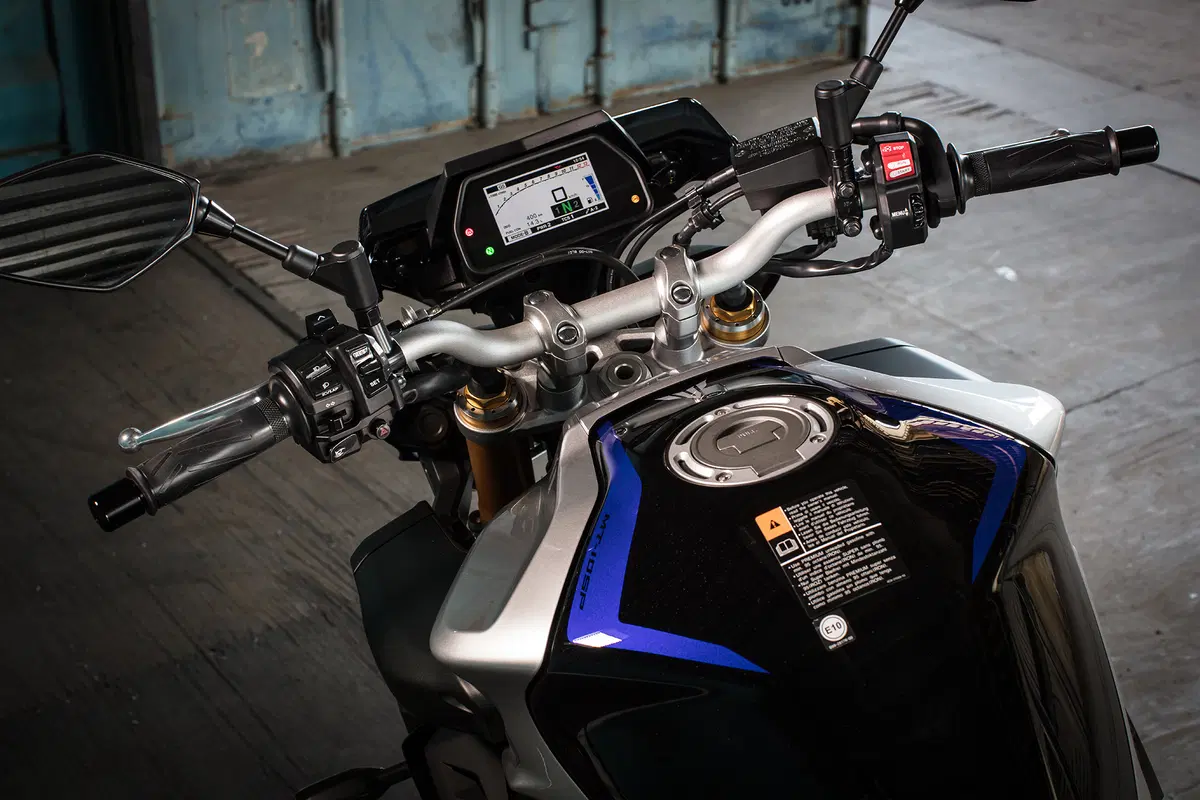 BMW S1000R vs. Yamaha MT-10SP: due naked da pista (4)