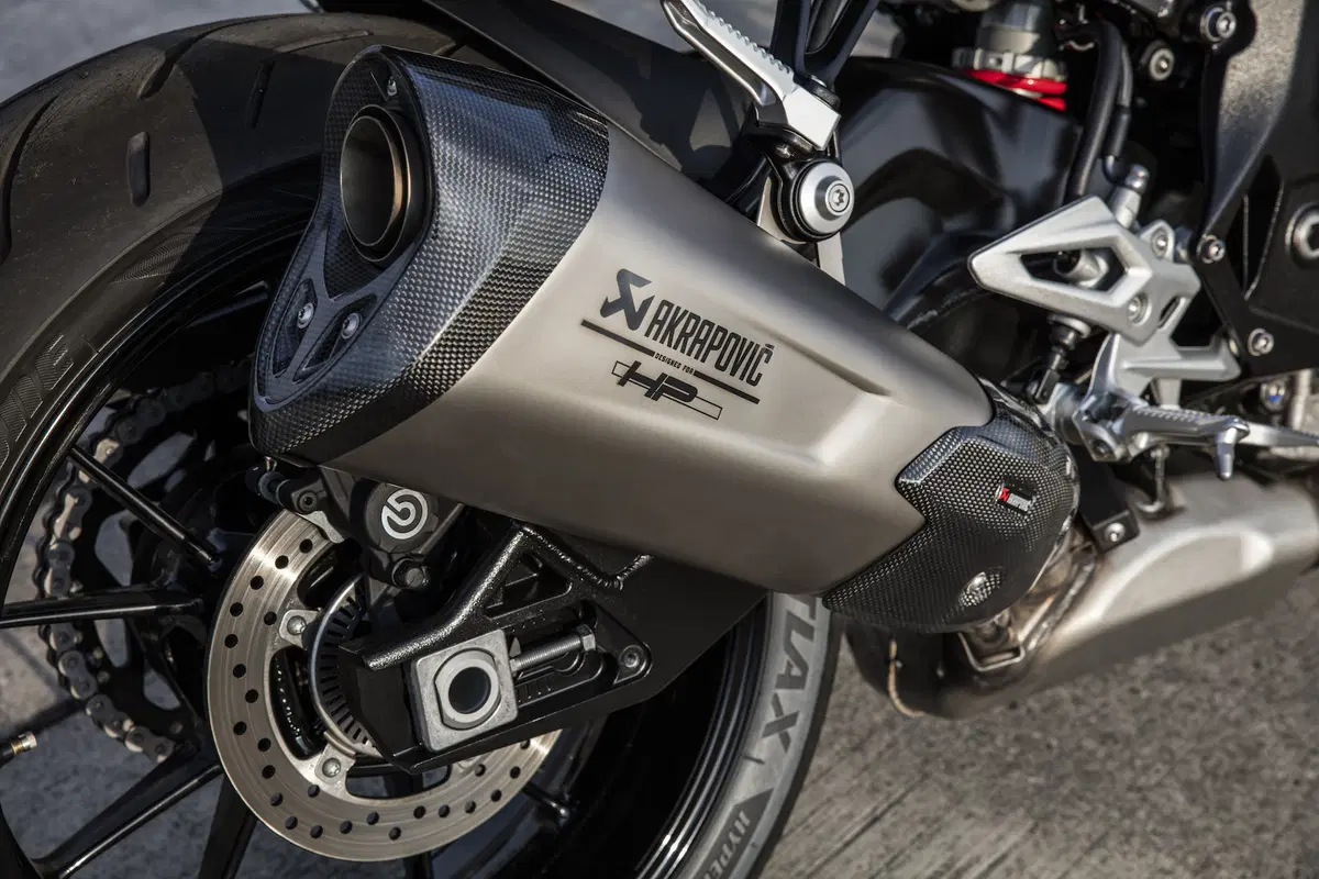 BMW S1000R vs. Yamaha MT-10SP: due naked da pista (4)
