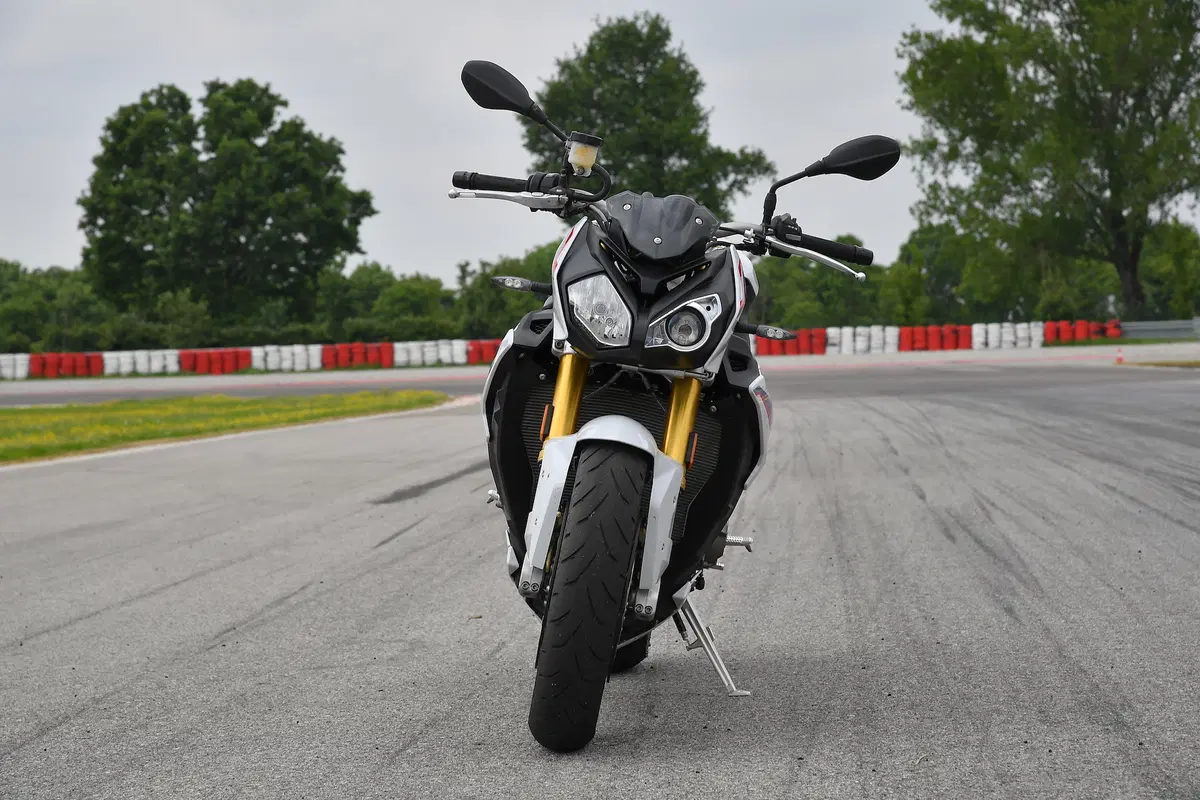 BMW S1000R vs. Yamaha MT-10SP: due naked da pista (2)