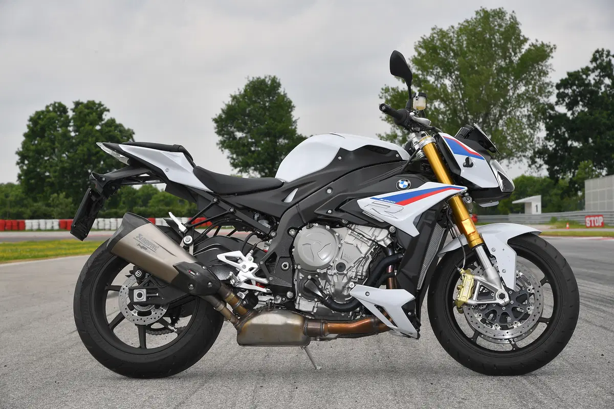 BMW S1000R vs. Yamaha MT-10SP: due naked da pista