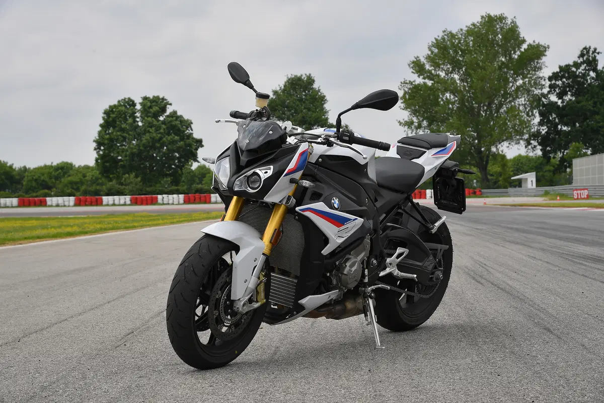 BMW S1000R vs. Yamaha MT-10SP: due naked da pista (3)