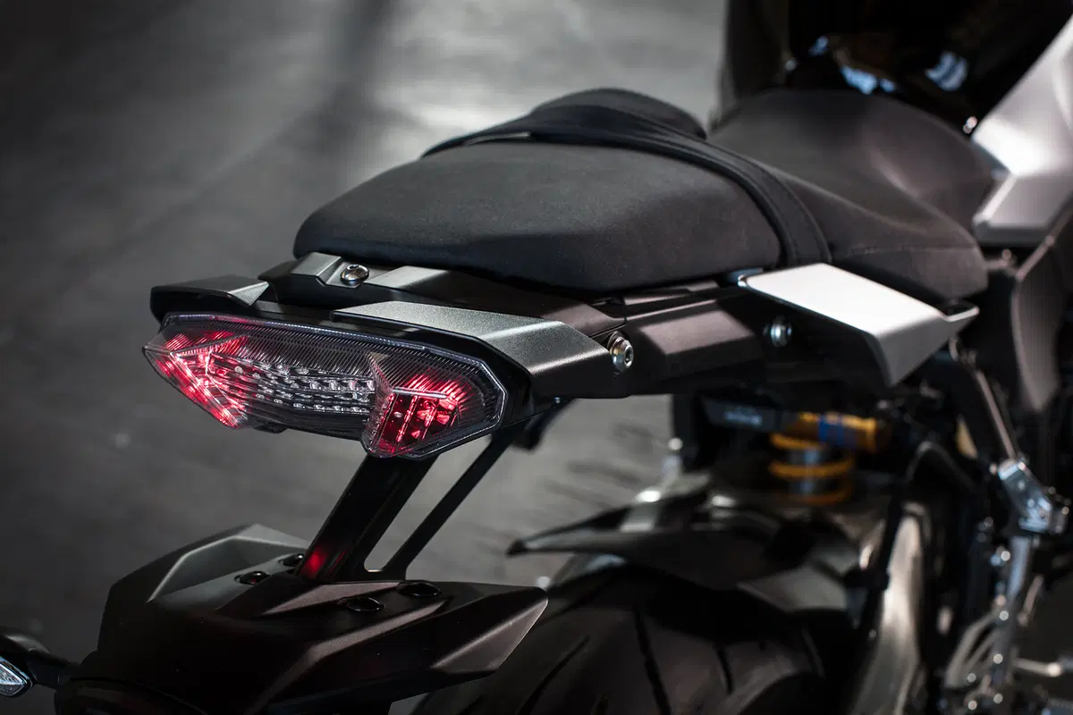 BMW S1000R vs. Yamaha MT-10SP: due naked da pista (6)