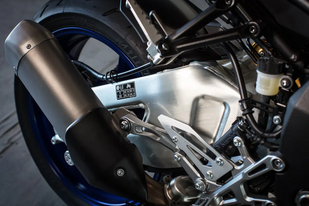 BMW S1000R vs. Yamaha MT-10SP: due naked da pista (7)