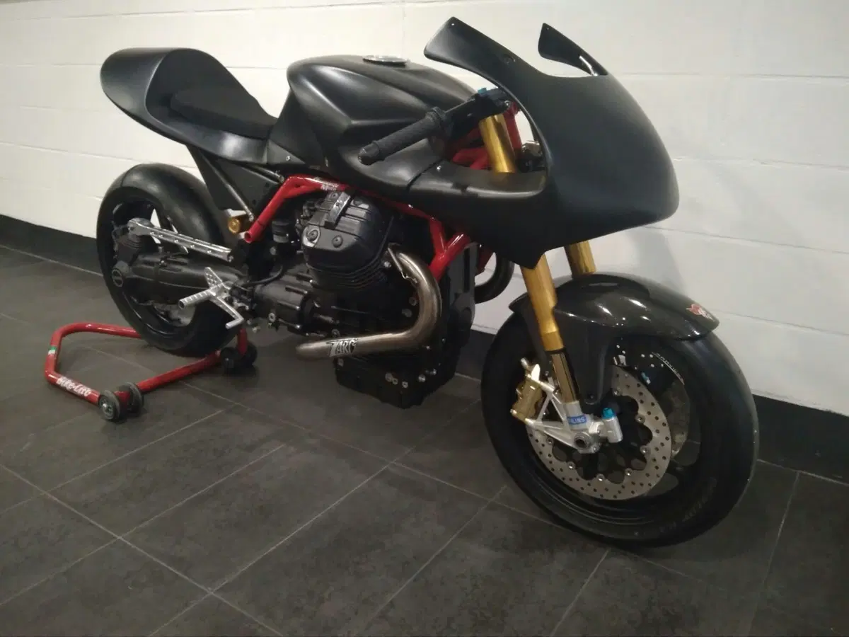 CG Corsa, le Moto Guzzi diventano da pista con Guareschi (8)