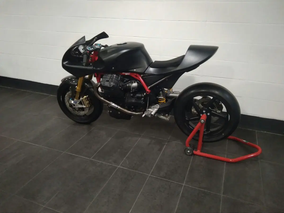 CG Corsa, le Moto Guzzi diventano da pista con Guareschi (9)