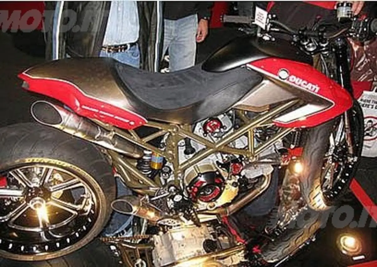 Special Hypermotard Roland Sands (5)