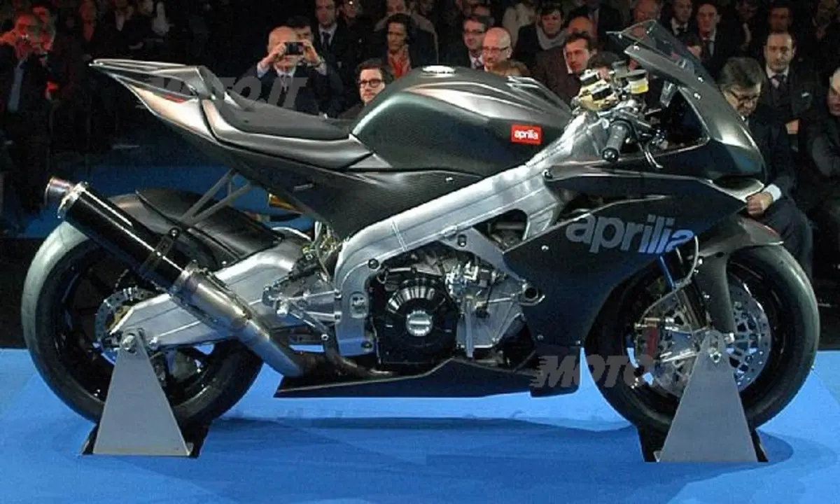 Aprilia RSV 4, tolti i veli (2)