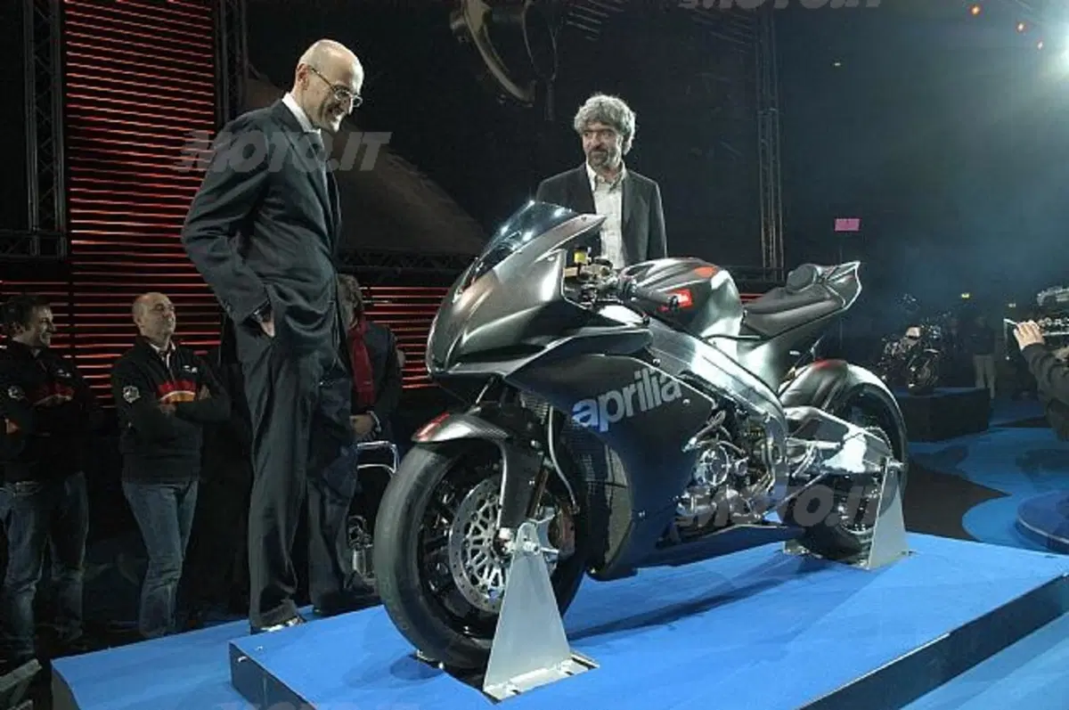 Aprilia RSV 4, tolti i veli (3)