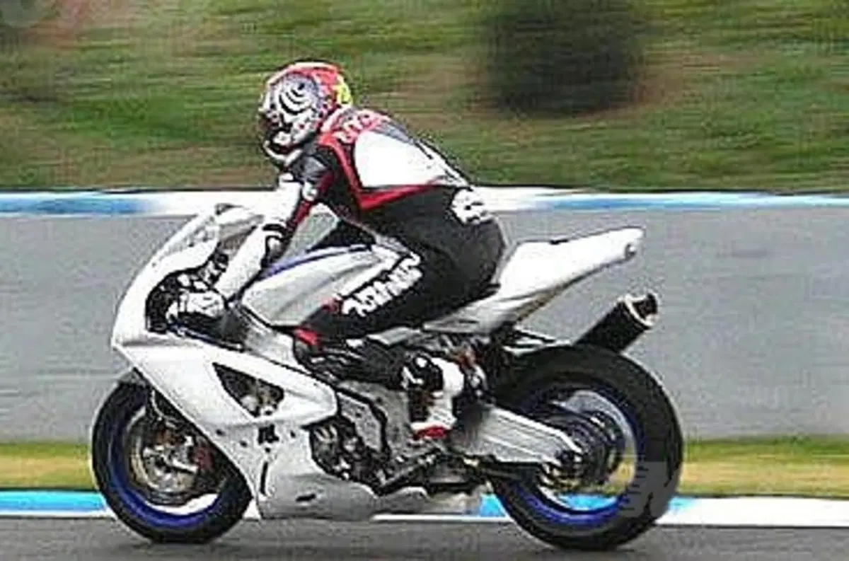 Aprilia RSV 4, tolti i veli (4)