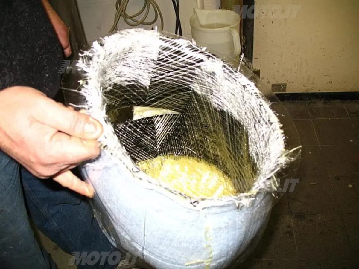 Il casco. Seconda parte: la calotta esterna (3)