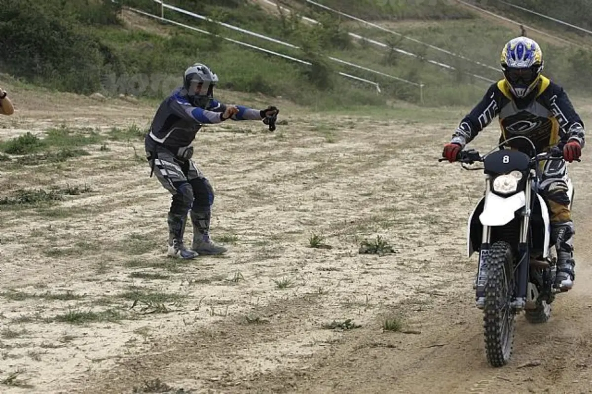 Corsi di guida. I segreti dell'enduro, anche maxi (8)