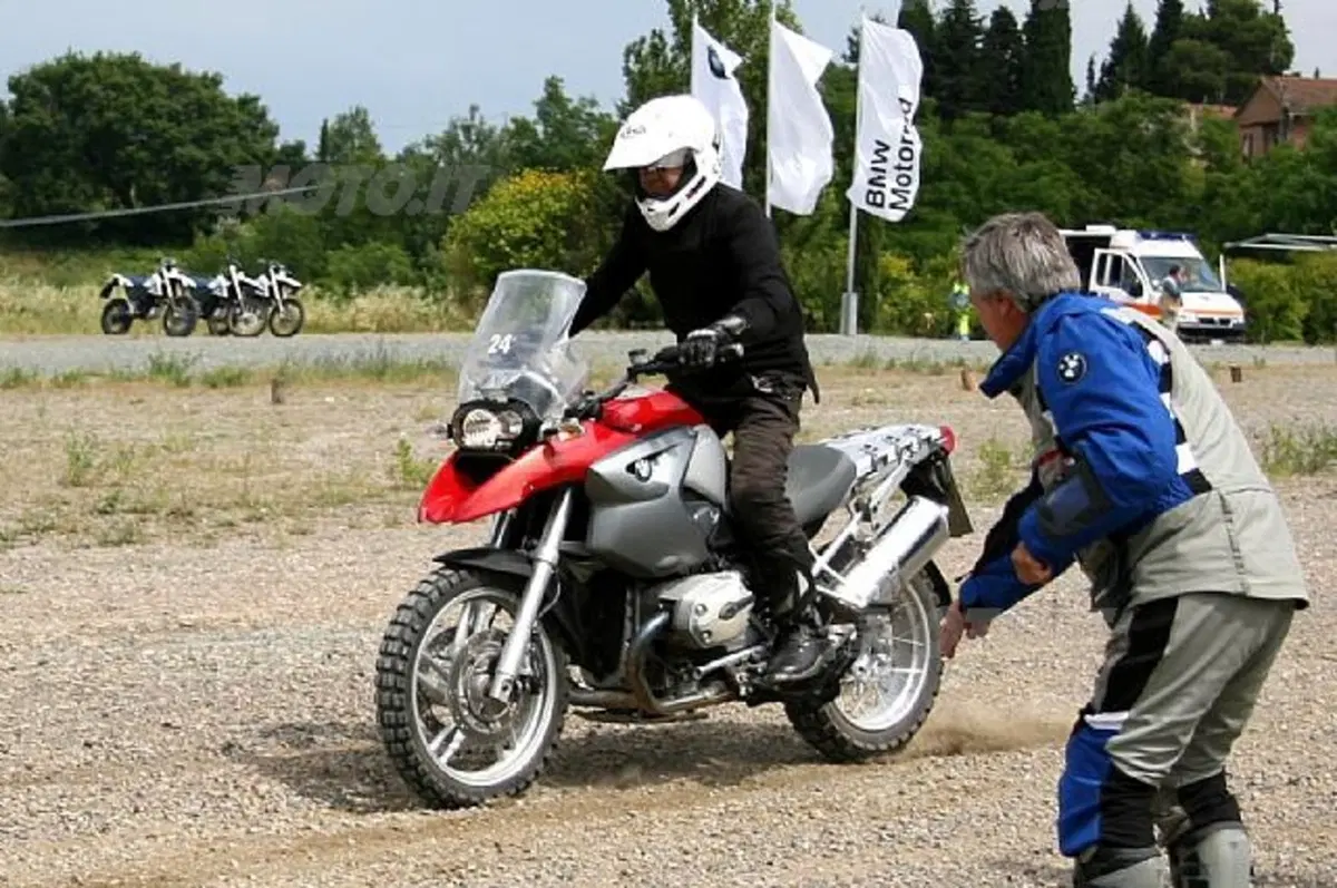 Corsi di guida. I segreti dell'enduro, anche maxi (10)