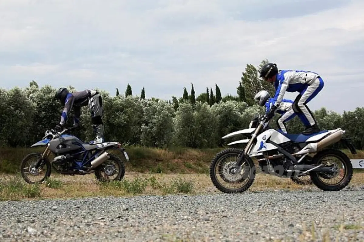 Corsi di guida. I segreti dell'enduro, anche maxi (12)