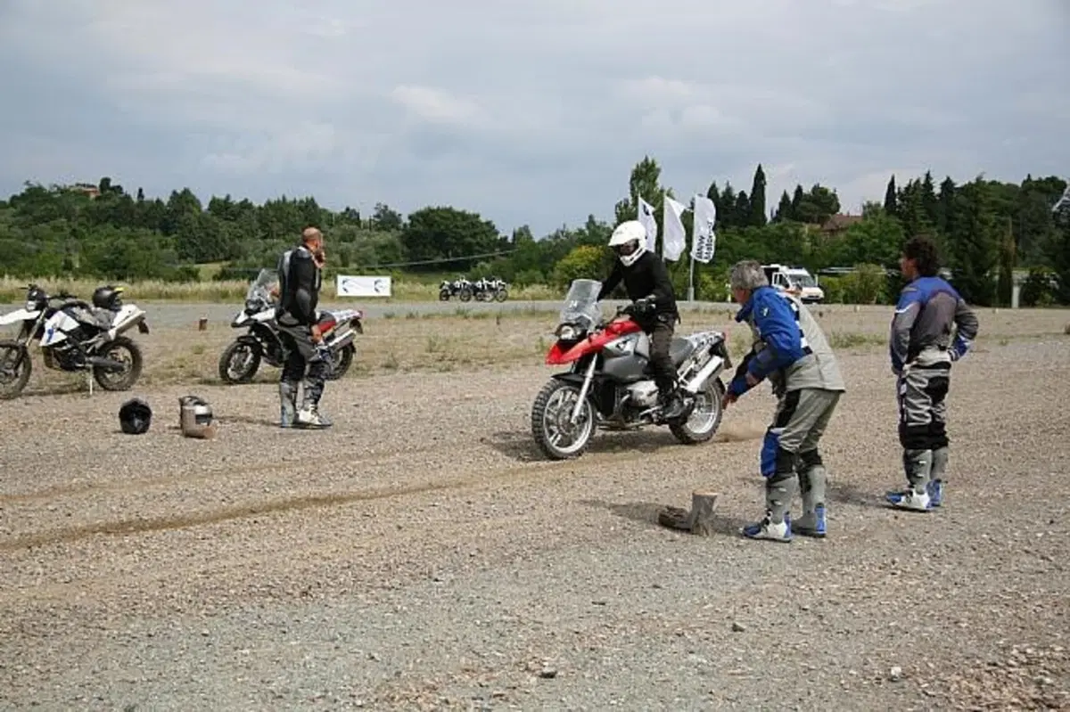Corsi di guida. I segreti dell'enduro, anche maxi (15)