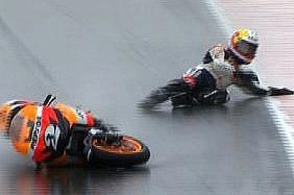 Pedrosa cade mentre guida la corsa con 7 secondi di vantaggio su Stoner