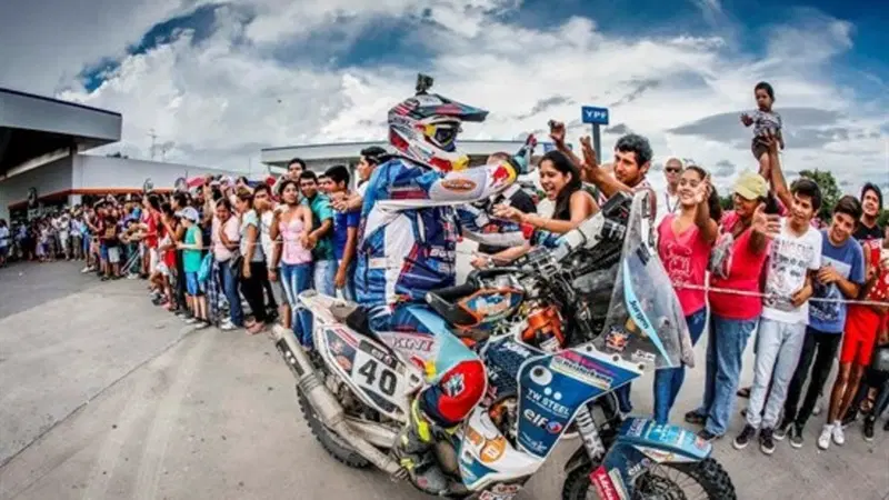 Dakar 2016. Peterhansel, tripletta Peugeot, e la Honda di Gon&ccedil;alves