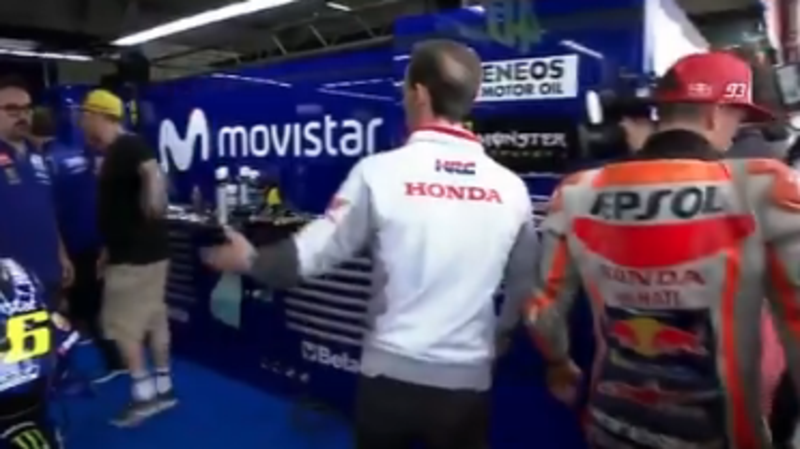 VIDEO MotoGP 2018. Marquez va in Yamaha a scusarsi, Uccio lo caccia