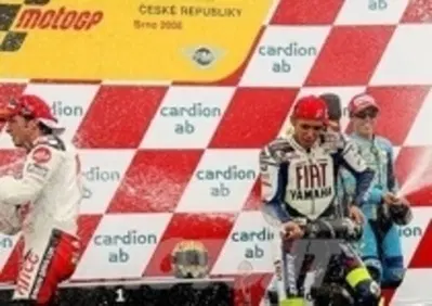 Rossi vince e allunga
