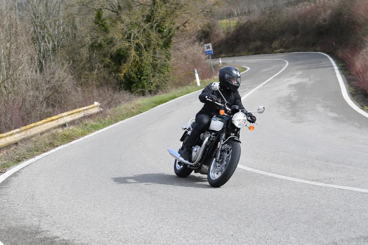 Triumph Bonneville T120 (2)