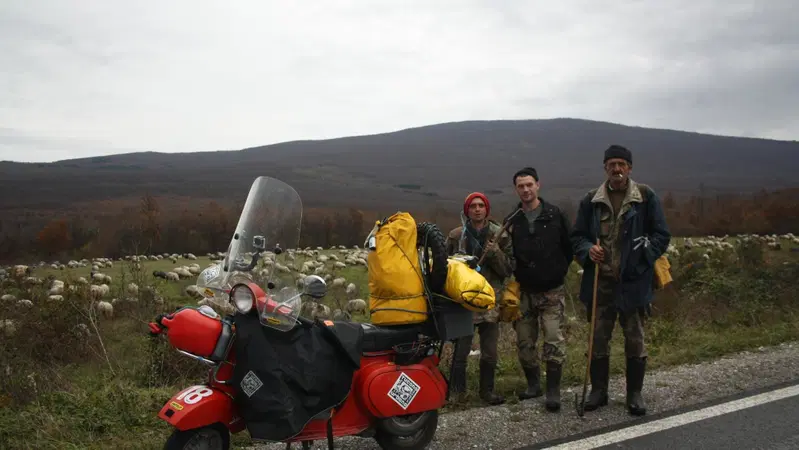 Eurovespa, in viaggio per l&rsquo;Europa in sella alla Vespa PK50