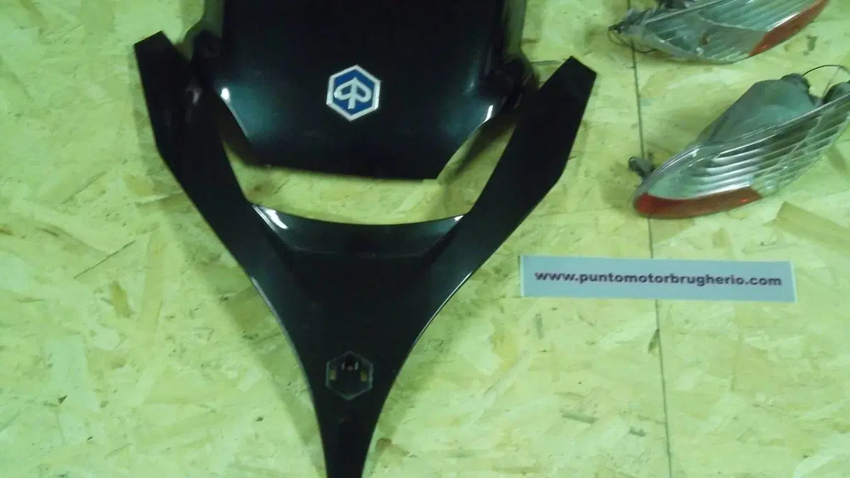 SCUDETTO ANT. SUPERIORE Piaggio MP3