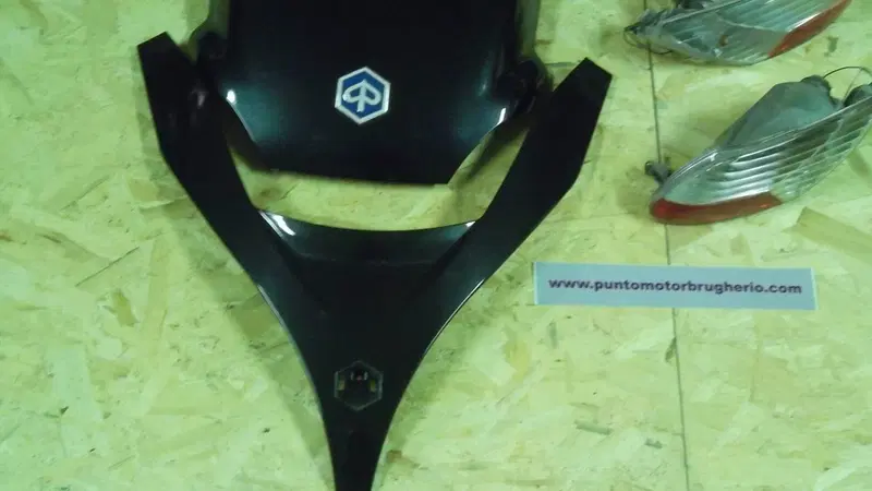 SCUDETTO ANT. SUPERIORE Piaggio MP3