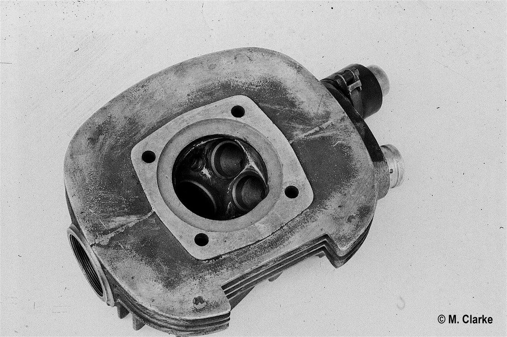 Le tre valvole per cilindro (due di aspirazione e una di scarico) negli anni Sessanta sono state provate da vari costruttori sui loro motori da corsa. Questa rara immagine mostra una testa sperimentale realizzata dalla Moto Morini per la sua 250 da Gran Premio