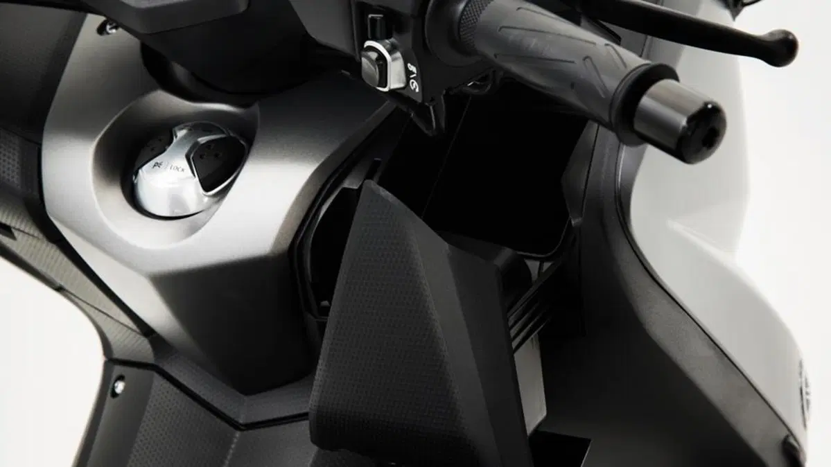 Yamaha T-Max 530 T-Max 530 Lux Max ABS (2016 - 17) (10)