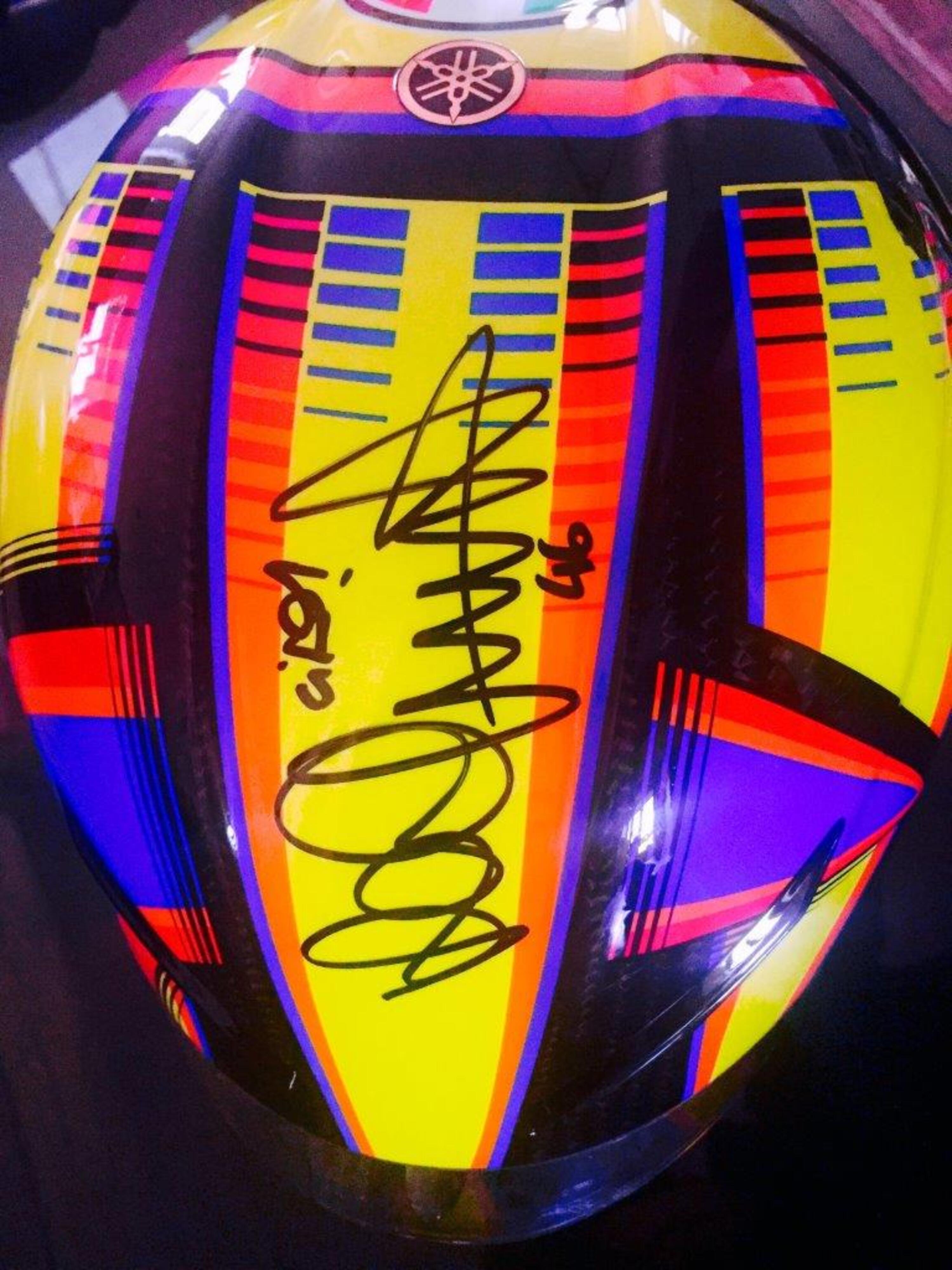 Casco autografato di Valentino Rossi, in beneficenza a 10mila &euro;