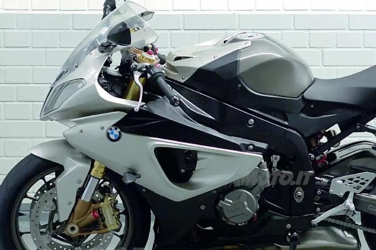BMW S1000RR. Ecco la versione stradale!
