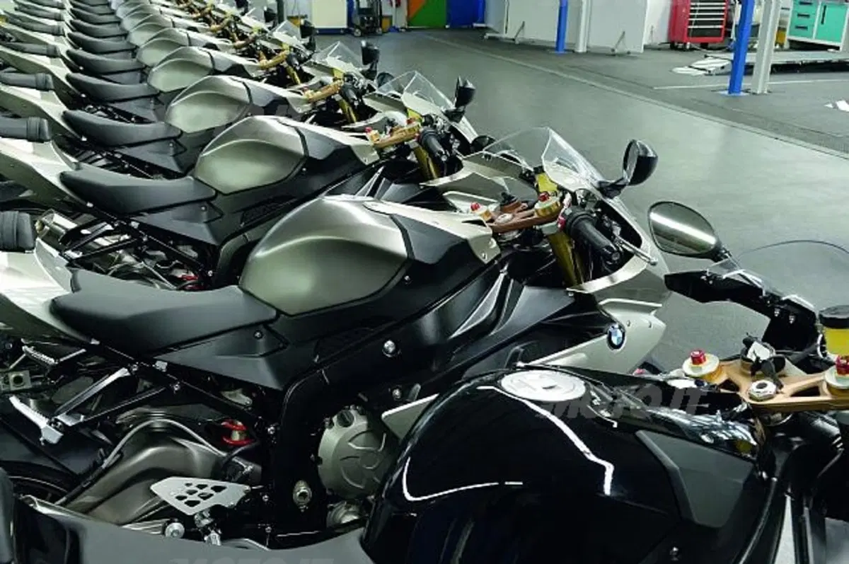 BMW S1000RR. Ecco la versione stradale! (2)