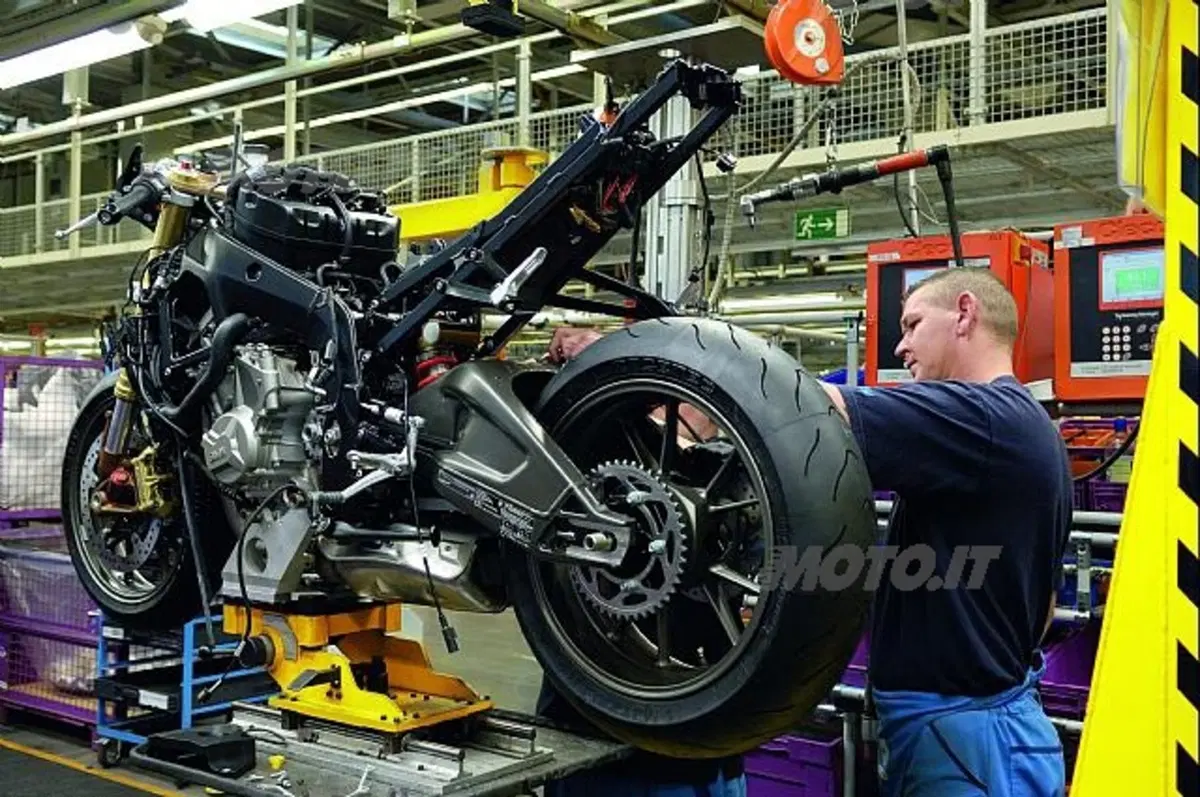 BMW S1000RR. Ecco la versione stradale! (3)